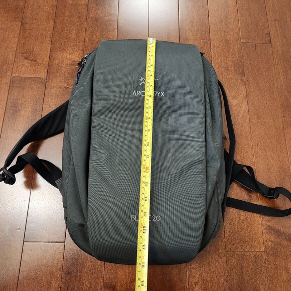 Arcteryx Blade 20 laptop commuter backpack in gray - Picture 2 of 11